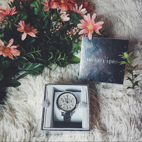 MICHAEL KORS ELEGANT SILVER WATCH - Picture 2 of 5